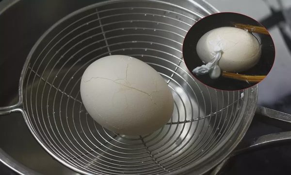 Vì sao trứng nứt vỏ khi luộc?