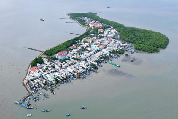 Vì sao xã đảo duy nhất của TPHCM vẫn chưa có cửa hàng xăng dầu?