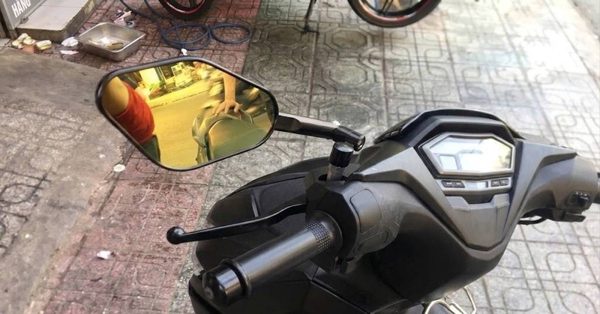 Vì sao xe máy bắt buộc có gương bên trái, còn bên phải thì chỉ khuyến khích?