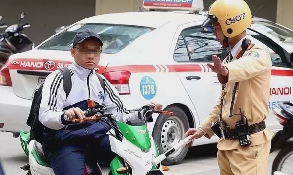 Vì sao xe máy điện tốc độ giới hạn chỉ 50 km/h vẫn có thể bị cấm với học sinh?