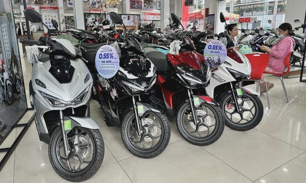 Vì sao xe máy xăng vẫn bán tốt tại Việt Nam?