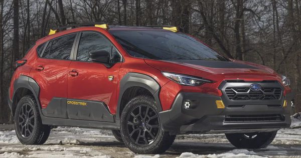 Vì sao xe SUV thường có nhiều chi tiết ốp nhựa đen quanh thân xe?