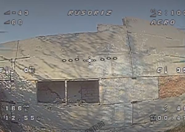 Video cận cảnh binh lính Nga tay không vô hiệu hóa drone Ukraine