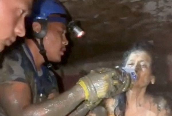 Video: Cận cảnh giải cứu người sống sót sau 10 ngày mắc kẹt dưới lũ bùn ở Nepal