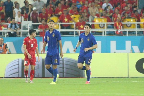 Video cầu thủ Thái Lan đá phản lưới nhà khó tin
