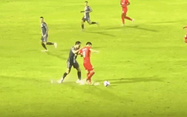 Video: CĐV giận dữ khi Tấn Sinh đá tới tấp vào chân Đình Bắc