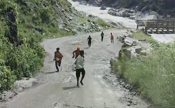 Video chạy thoát tử thần khi lũ quét như tận thế chôn vùi làng mạc Nepal