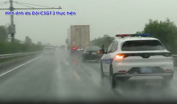 VIDEO: CSGT thị phạm 'làn đường vượt xe' trên cao tốc