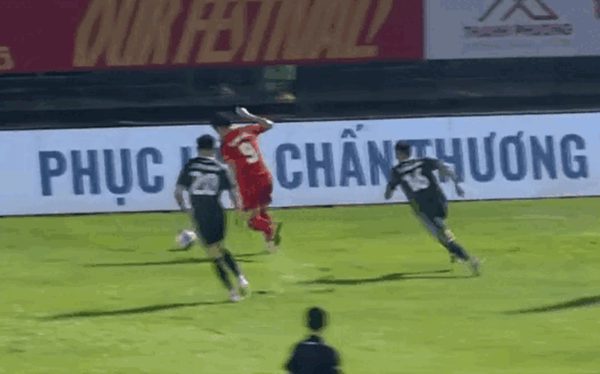 Video: Đánh Đình Bắc, Văn Sơn nhận thẻ đỏ trực tiếp