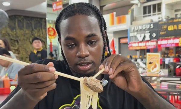 Video khách Tây dùng chanh chà đũa, loay hoay ăn phở gây chú ý