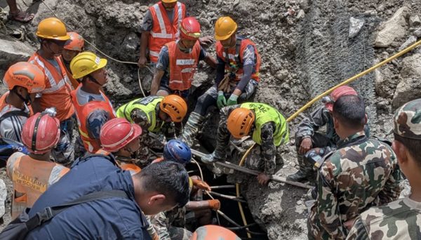 Video khoảnh khắc 2 công nhân Nepal được cứu sau 9 ngày kẹt trong hầm thủy điện
