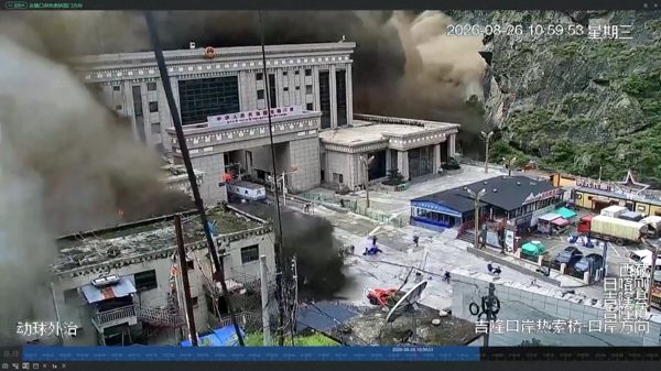 Video khoảnh khắc dòng lũ kinh hoàng ở biên giới Trung Quốc, cuốn hơn 300 người