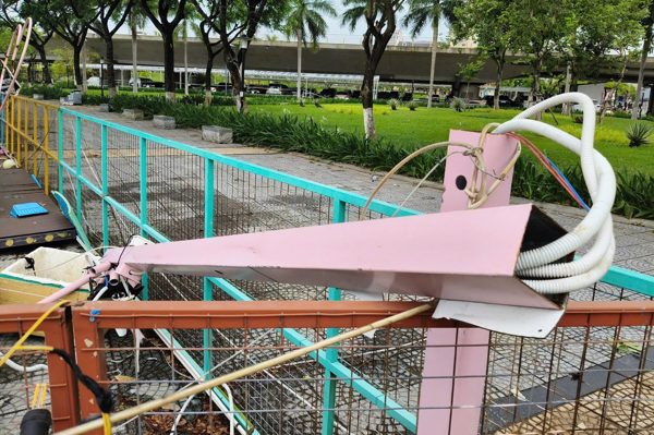Video: Khoảnh khắc gió cuốn phăng nhà phao, quật ngã 3 trụ điện ven sông Hàn