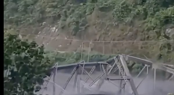 Video khoảnh khắc lũ quét kinh hoàng vò nát cây cầu ở Nepal
