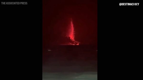 Video khoảnh khắc núi lửa Indonesia phun trào, dung nham đỏ rực, tia sét xé trời