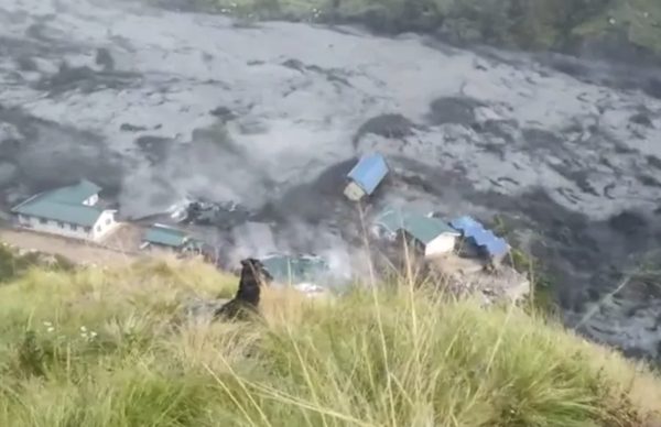 Video lũ bùn như tận thế lại càn quét Nepal, cuốn sạch nhà cửa, cầu đường
