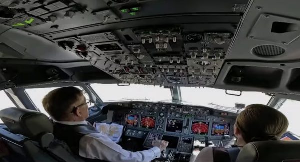 Video: Nhà vua Thái Lan tự lái chuyên cơ đến Việt Nam