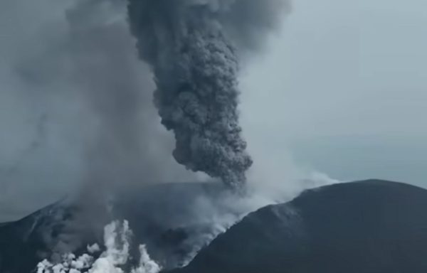 Video núi lửa 'tử thần' ở Indonesia phun trào dữ dội, cột khói cao 15 km
