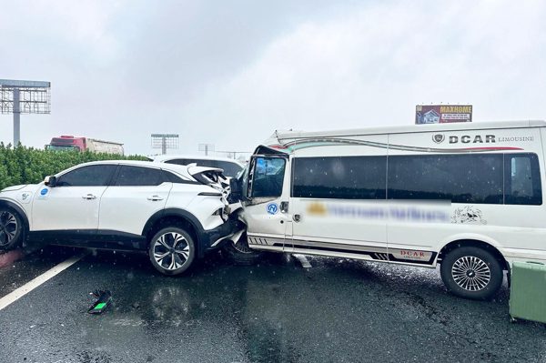 Video: Ô tô Lexus đánh võng rồi dừng đột ngột giữa cao tốc gây tai nạn liên hoàn