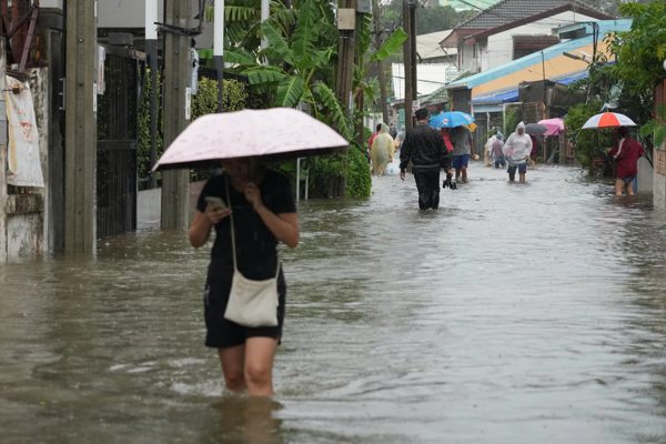 Video ô tô nổi lềnh bềnh, người dân Bangkok khổ sở lội giữa 'biển nước'