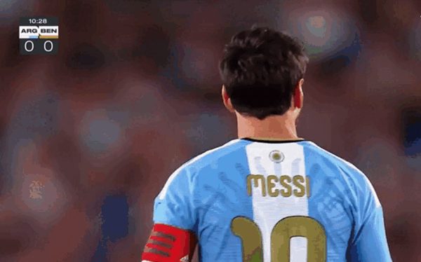 Video phút thứ 10 trận đấu tạm dừng khiến Messi ngơ ngác, toàn thể khán giả tri ân siêu sao