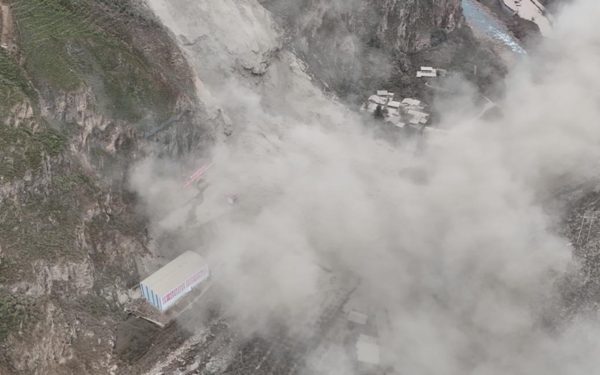 Video sạt lở ở Tứ Xuyên, Trung Quốc: 800.000m³ đất chặn lòng sông và quốc lộ