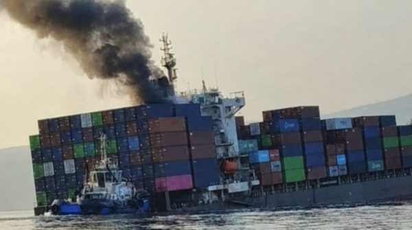 Video tàu container trúng thủy lôi, chìm dần trên eo biển Hormuz