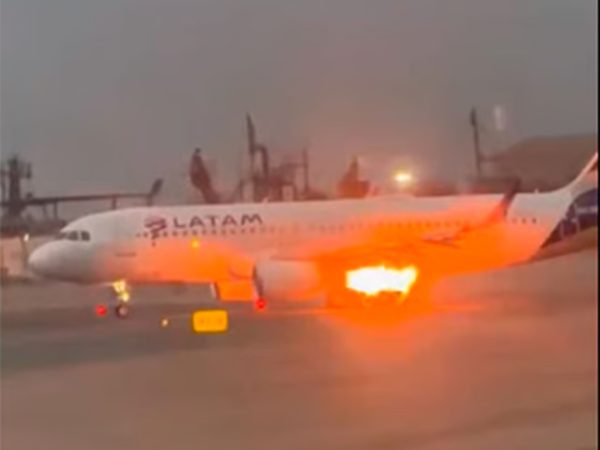 Video: Thót tim cảnh động cơ máy bay phun lửa ngay trước khi cất cánh