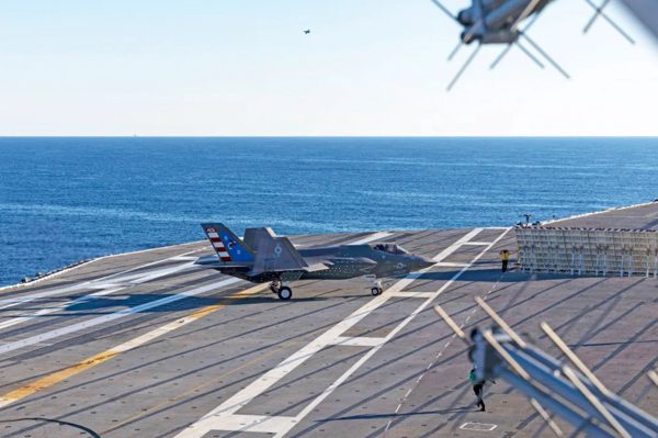 Video tiêm kích F-35C lần đầu hạ cánh xuống siêu tàu sân bay lớp Ford