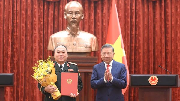 [Video] Trao Quyết định thăng quân hàm Thượng tướng đối với đồng chí Lê Quang Đạo