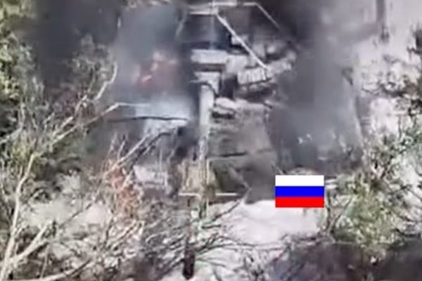 Video UAV Ukraine bắn cháy xe tăng T-72 và lựu pháo của Nga ở Donetsk
