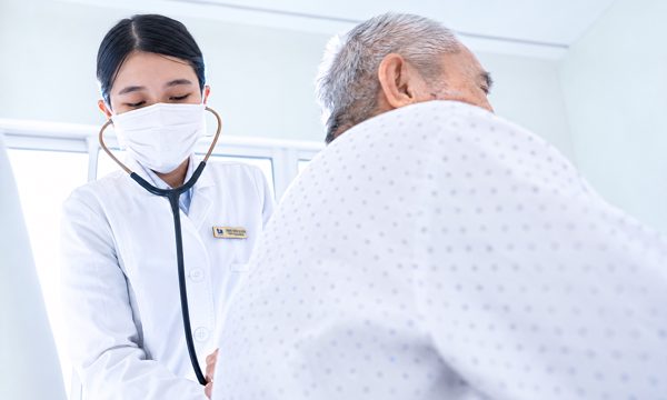Viêm phổi biến chứng gây tràn mủ màng phổi