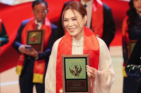 Viện trưởng Khánh Thi tình cảm bên chồng kém tuổi, ca sĩ Mỹ Tâm đón tin vui