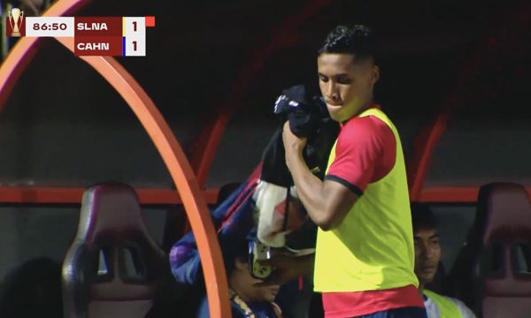 Việt kiều của Công an Hà Nội nhận thẻ đỏ hy hữu ở V-League