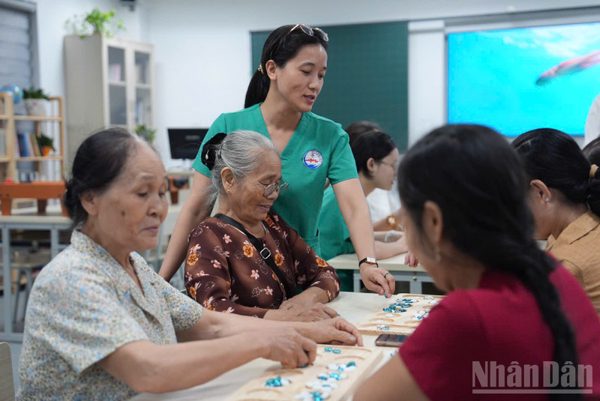 Việt Nam cần làm gì với nguy cơ “già trước khi giàu”?