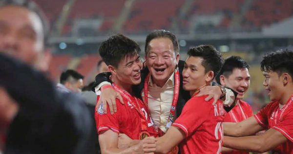 Việt Nam có hai cha con doanh nhân cùng mê bóng đá: Cha là sáng lập tập đoàn lớn, hiện là chủ tịch ngân hàng...con đứng đầu hãng hàng không