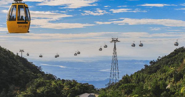 Việt Nam có một "con đường trên không" hàng đầu châu Á, từng xác lập 4 kỷ lục thế giới, đưa du khách lên độ cao 1.487m do Sun Group đầu tư