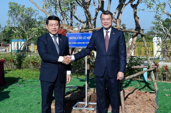 Việt Nam cùng Lào, Campuchia ký kết, trao gần 40 văn kiện hợp tác trong 2 ngày