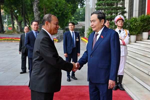 Việt Nam - Lào chia sẻ kinh nghiệm hoàn thiện thể chế phát triển kinh tế