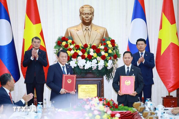 Việt Nam-Lào trao 17 văn kiện hợp tác tại hội nghị xúc tiến đầu tư