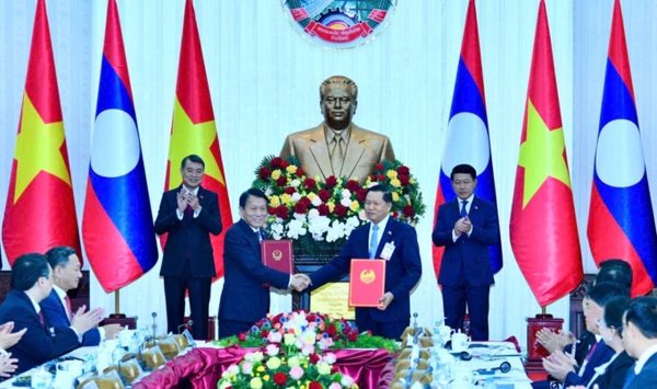 Việt Nam, Lào trao đổi 11 văn kiện hợp tác quan trọng