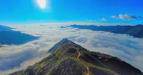 Việt Nam sở hữu một "sống lưng khủng long" tại điểm đến du lịch mới nổi hàng đầu châu Á với khí hậu mát mẻ quanh năm, hút khách nhờ biển mây và núi rừng hùng vĩ