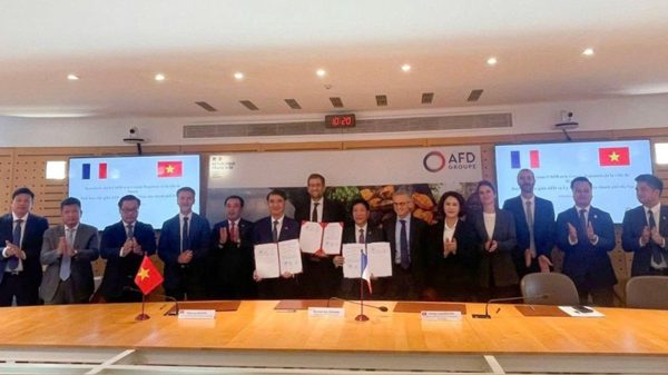 Việt Nam và Pháp ký hợp tác thành lập Trường Công nghệ đường sắt