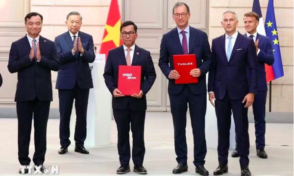 Việt Nam và Pháp ký thoả thuận vệ tinh, đường sắt, khoáng sản thiết yếu
