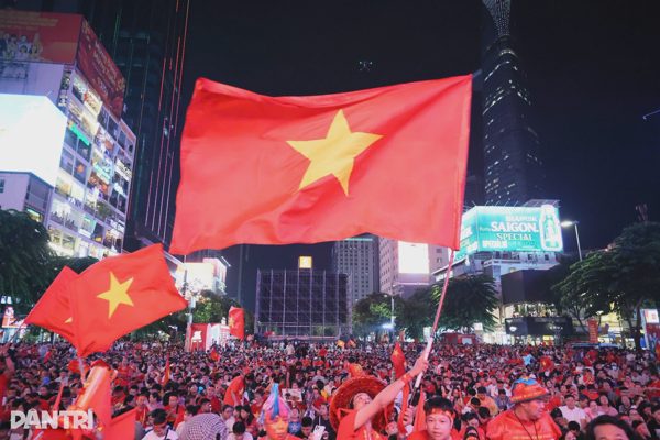Việt Nam vô địch, biển người đổ ra đường ăn mừng chiến thắng