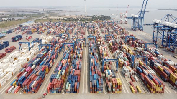 Việt Nam xuất siêu trở lại sau 9 tháng nhập siêu