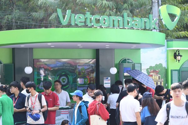 Vietcombank mang 'phố không tiền mặt' tới Sóng Festival 2026