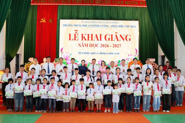 Vietcombank trao 7.350 suất học bổng "Cùng em tiến bước” nhân dịp năm học mới
