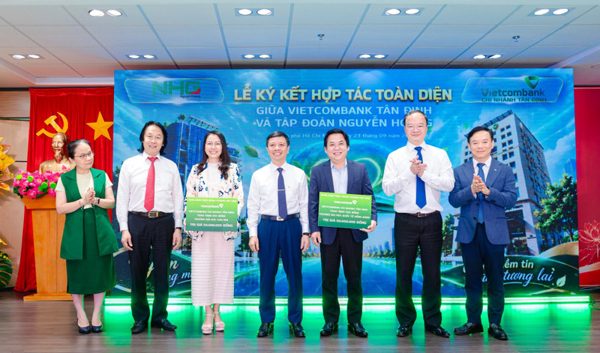 Vietcombank trao học bổng tại lễ ký hợp tác với Tập đoàn Nguyễn Hoàng