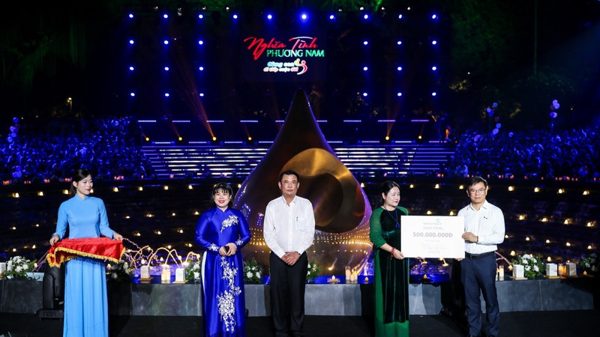 Vietcombank trao tặng 500 triệu đồng cho trẻ em có hoàn cảnh khó khăn tại chương trình “Nghĩa tình Phương Nam - Cùng con đi tiếp cuộc đời” năm 2026